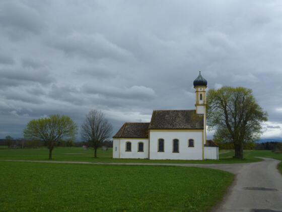 Die ehemalige Wallfahrtskapelle St. Johann südlich von Raisting.