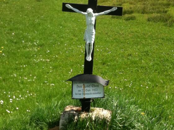 Das Wegkreuz erinnert an den ermordeten Herrn Eberl