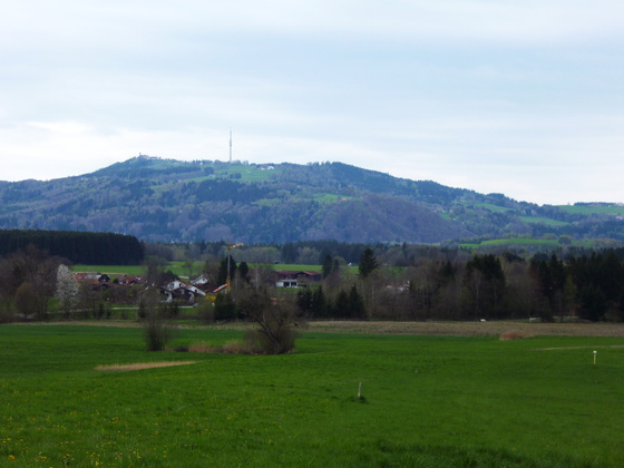 Blick über die Häuser von Obermaxlried hinweg zum Hohen Peißenberg.