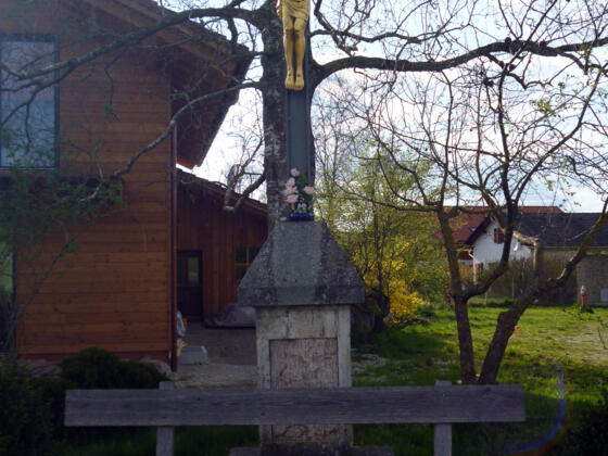 Wegkreuz mit Bank am östlichen Ortsrand von Eberfing.