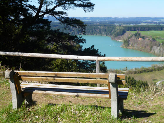 Aussichtspunkt mit Bank auf dem Kalvarienberg - tief unten der Lech.
