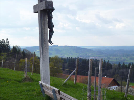 Bank mit Kreuz am Aussichtspunkt Dreiseenblick bei Geigersau.