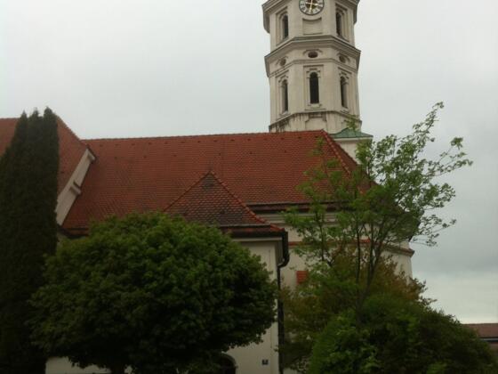 Kirche St. Michael in der Ortsmitte von Seeshaupt