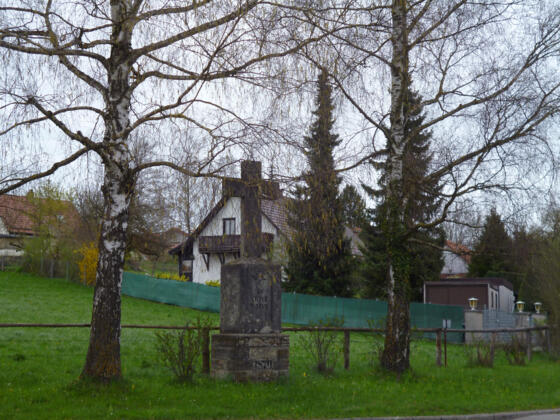 Steinkreuz an der B472 im Süden von Huglfing.