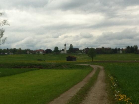 Weitblick auf die Kirche St. Benedikt in Tauting