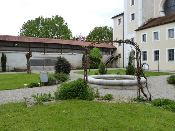 Serenadenplatz des Karmeliterklosters mit Stadtmauer