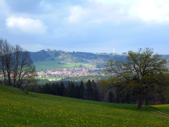 Oberhalb von Leithen eröffnet sich ein grandioser Blick auf den Hohen Peißenberg mit der Wallfahrtskirche und dem Fernsehturm.