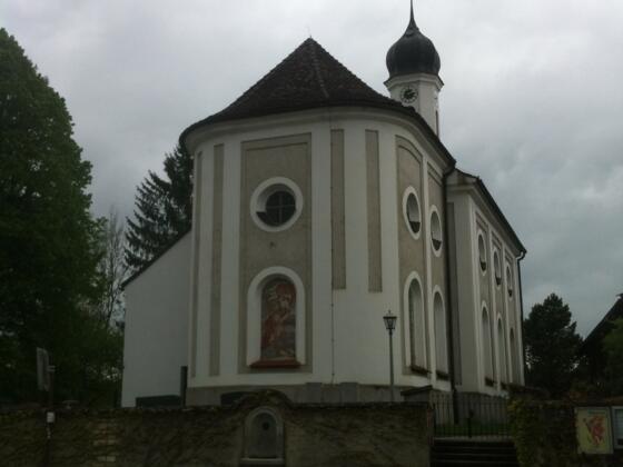 Kirche St. Margaretha in der Ortsmitte von Magentsried