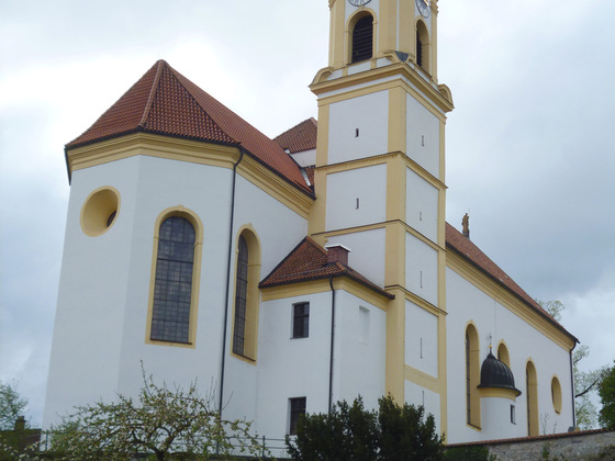 Blick auf die erhöht liegende Bernbeurer Pfarrkirche St. Nikolaus.
