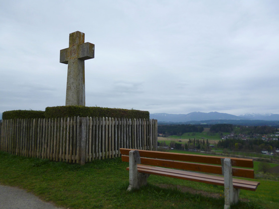Markantes Steinkreuz auf dem Kreuzbichel - von den Bänken bietet sich ein schöner Blick über Oberhausen hinweg auf die Alpenkette.