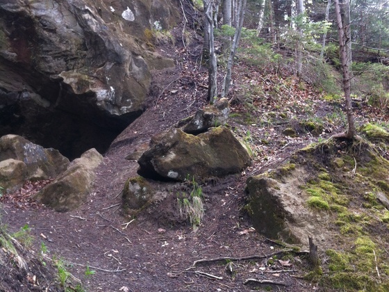 Unterhalb der Flesen befinden sich die Eingänge zu den Höhlen