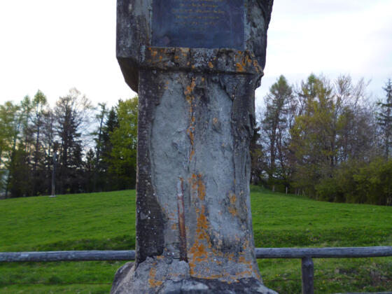 Ein Bodendenkmal, der Burgstall Schlossberg, erinnert an die ehemalige Welfenburg auf dem Schlossberg.