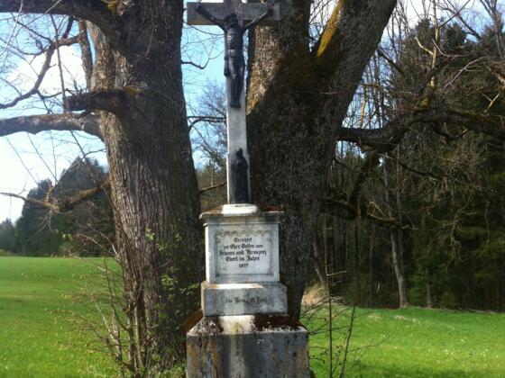 Gestiftetes Wegkreuz nach dem idyllischen Weiler Daser