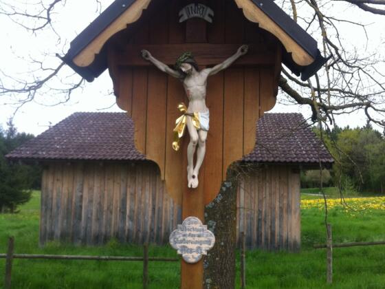 Wegkreuz nördlich von Untersöchering, errichtet zur Flurbereinigung