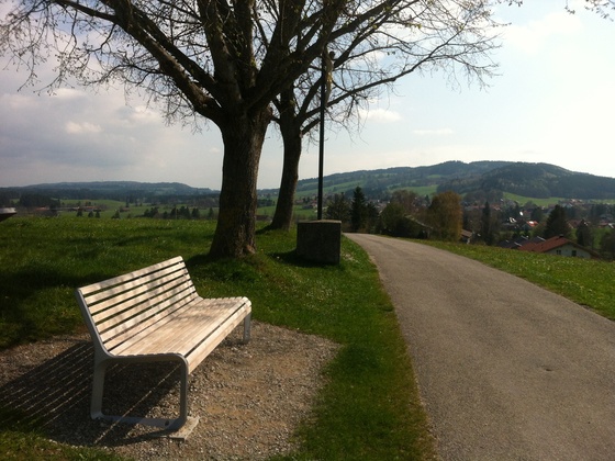 Die Bank an der Panoramatafel mit 57 Berggipfeln lädt zum Verweilen ein