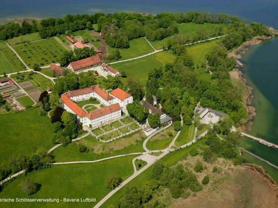Das Augustiner-Chorherrenstift aus der Vogelperspektive.