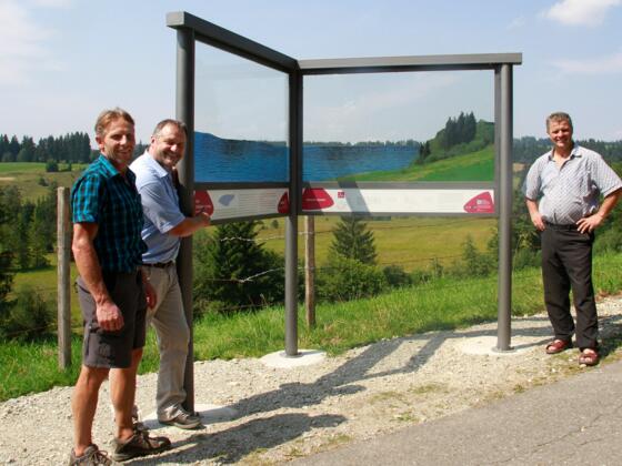 Ein Durchsicht-Panorama läßt die Ausmaße des Wildsteiger Sees erahnen.