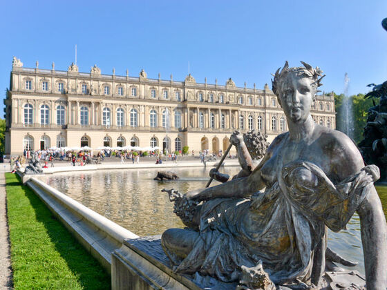 Figur am Brunnen vor Schloss Herrenchiemsee.