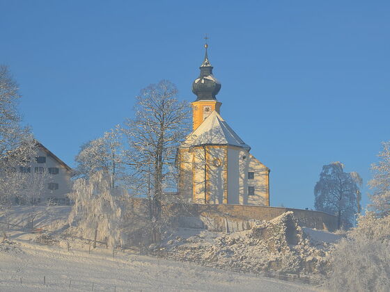Lourdes-Grotte und Pfarrkirche St. Jakob