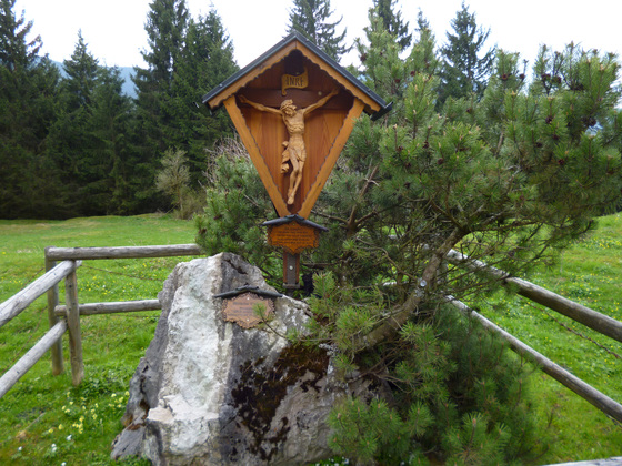 Wegkreuz auf einer Lichtung im Reißholz südlich von Resle.