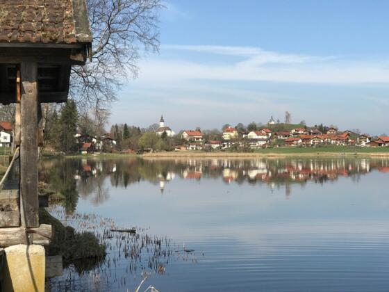 Soier See mit Bad Bayersoien im Hintergrund