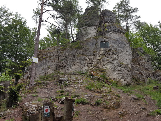 Prellstein mit Gedenktafel