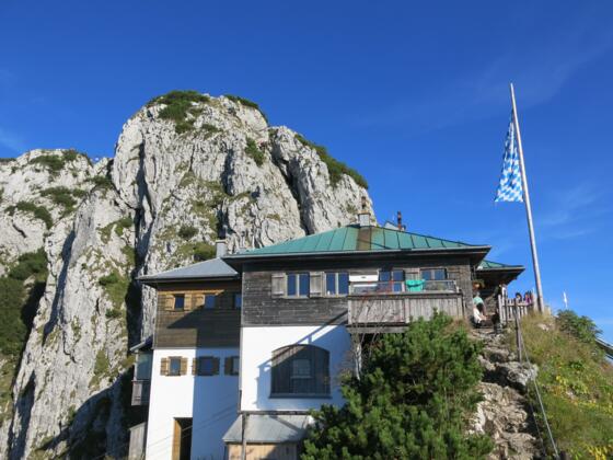Tegernseer Hütte mit Blick auf Buchstein