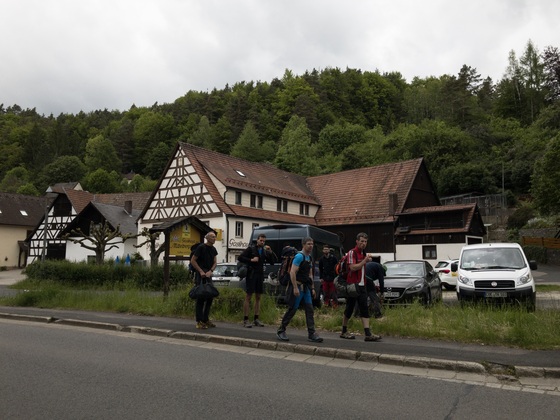 vor dem Gasthof zur Mittelbergwand ist parken geduldet