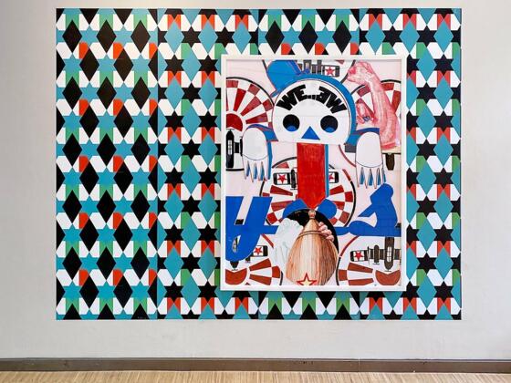 Cornelia Renz, Yes, we …, 2019, Pigmentstift auf Acrylglas, 140 × 110 × 6 cm, auf MusterHeimat, 2019, Digitalprint, Tapete