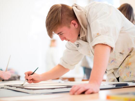 Ein Schüler der 10. Klasse der Mittelschule Amendingen malt im Atelier