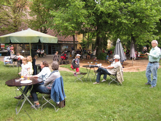 Bayrische Gemütlichkeit &quot;Unter den Linden&quot;. Zu sehen ist der große Sandkasten, zum Spielen für Kinder.