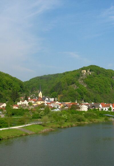 Blick auf Riedenburg mit Rosenburg und den Burgruinen Rabenstein und Tachenstein
