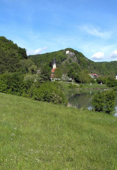 Blick auf Schloss Rosenburg und die Burgruine Tachenstein in Riedenburg im Altmühltal