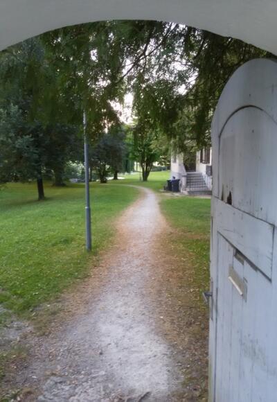 Eingang zum Park der Meindlvilla