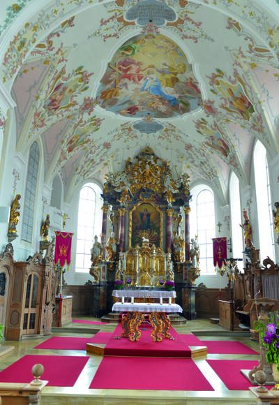 Schöner Kircheninnenraum entlang der Schlossparkradrunde