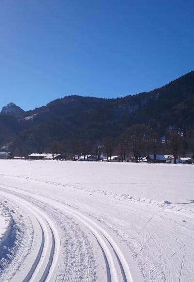 Sonnenloipe Scharling mit Blick zum Hirschberg