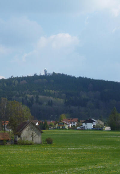 An den letzten Häusern von Buchschorn sollte man sich noch einmal umdrehen und den Blick über Hetten hinweg zur Wetterstation auf dem Hohen Peißenberg genießen.