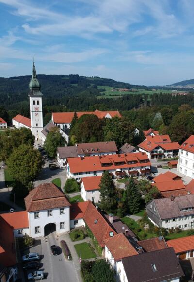 Ortskern von Rottenbuch mit dem ehemaligen Augustier Chorherrenstift im Hintergrund