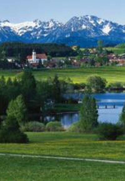 Blick über den Haslacher See und Bernbeuren auf die Alpen