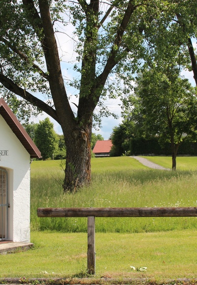 Kleines Marterl am Ortsrand von Altenstadt