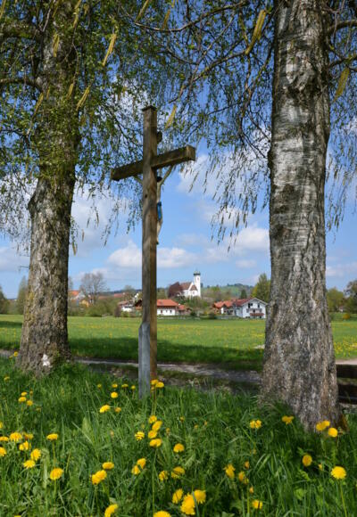 Feldkreuz mit Blick auf Böbing im Hintergrund