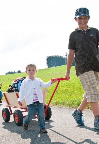 Die Wanderer können auf dem Pfaffenwinkler Milchweg viel Interessantes über Milch und Käse lernen