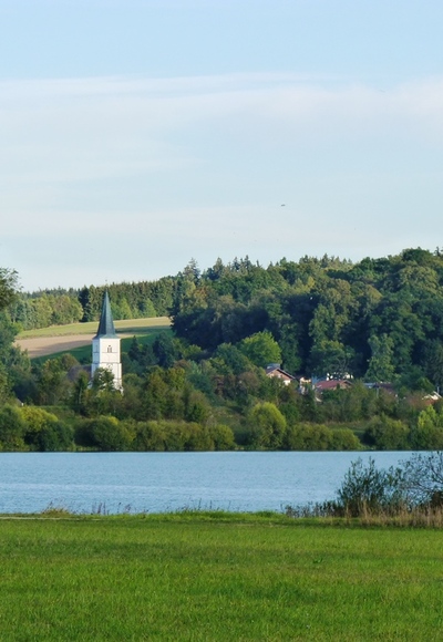 Blick auf Postmünster und den Rottauensee