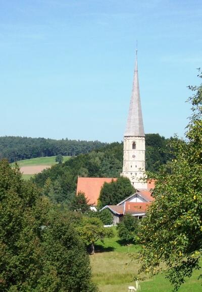 Blick auf die Wallfahrtskirche St. Alban in Taubenbach