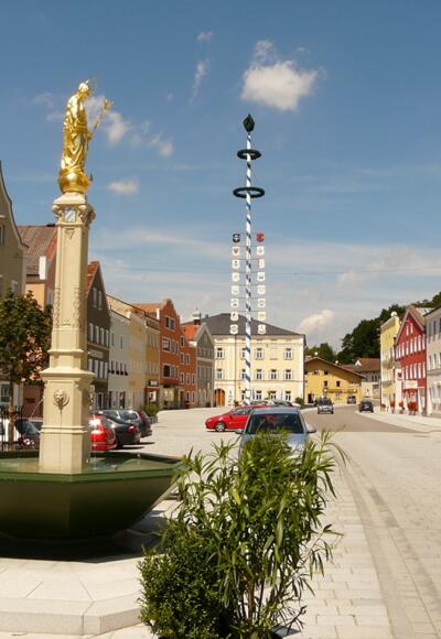 Marktplatz Tann mit Marienbrunnen