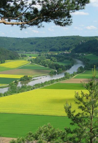 Blick vom Rosskopf ins Altmühltal und zum Schloss Eggersberg