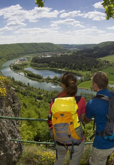 Blick vom Aussichtspunkt Falkenhorst ins Altmühltal und auf Riedenburg