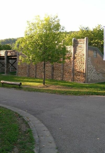 keltisches Stadttor an der Schleuse in Kelheim-Grondsorf