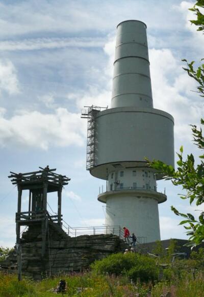 Der Aussichtsturm Backöfele und der Turm der ehemaligen Streitkräfte auf dem Schneeberggipfel.