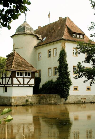 Das Wasserschloss in Kleinbardorf wurde 1589/90 erbaut und befindet sich heute in Privatbesitz.